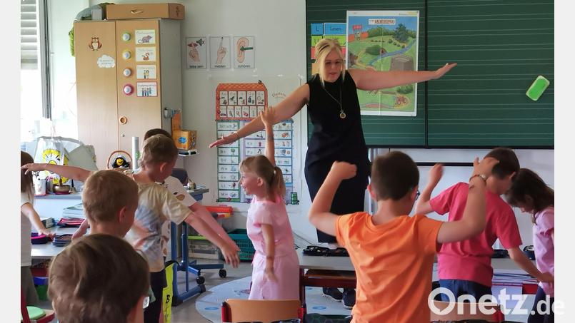Spaß am Unterricht: Gesundheitsförderin Barbara Winkler gestaltet eine Schulstunde an der Grundschule Schwarzhofen und animiert die Erst- und Zweitklässler anhand eines Abenteuerpfades zu unterschiedlichen Bewegungen. Bild: Portner