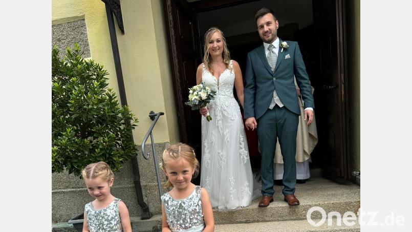 Glücklich verließen Verena und Lukas Gleißner nach der Trauung die Pfarrkirche in Hohenthan, begleitet von den Blumenkindern Charlotte und Frieda Weininger. Bild: Verena Gleißner/exb
