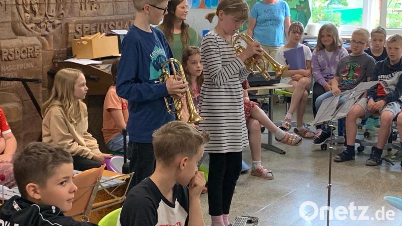 Großen Spaß machte den Kindern die ersten Übungen mit den Blechblasinstrumenten. Bild: do