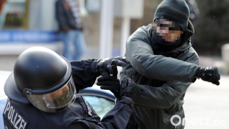 Ein gewalttätiger Demonstrant schlägt einen Polizeibeamten nieder. Symbolbild: Carsten Rehder