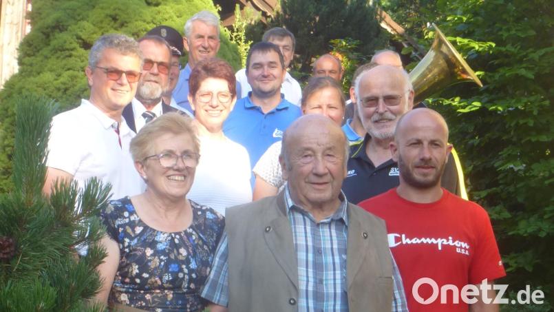 Johann Mehltretter (vorne Mitte) kann zum 80. Geburtstag zahlreiche Glückwünsche entgegennehmen. Bild: mad
