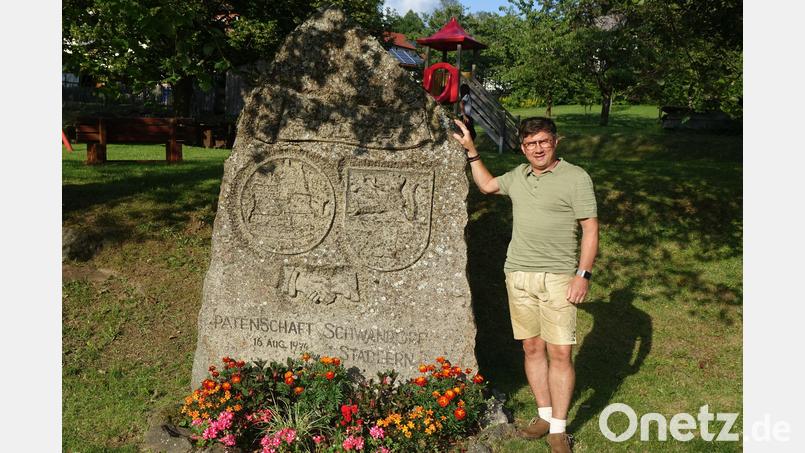 Bürgermeister Gerald Reiter beim Gedenkstein am Schwandorfer Platz, der an die Patenschaft mit der Kreisstadt erinnert, Bild: mmj