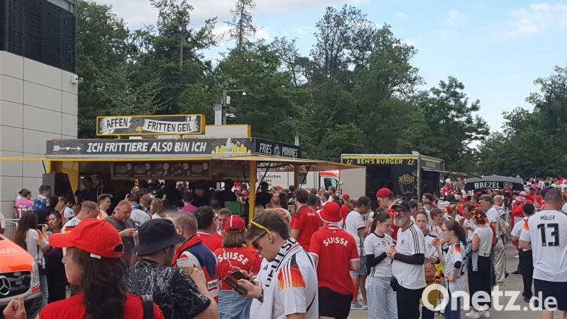 Fußballgucken macht hungrig. Rund um die EM-Stadien wird jede Menge angeboten. Die Preise sind teils echt happig. Bild: mr