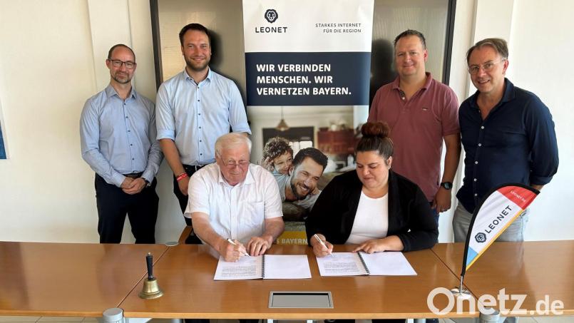 Bürgermeister Johann Wilhelm und Kommunalbetreuerin Sandy Hutterer unterzeichnen den Kooperationsvertrag. Bild: Marko Pammer/exb
