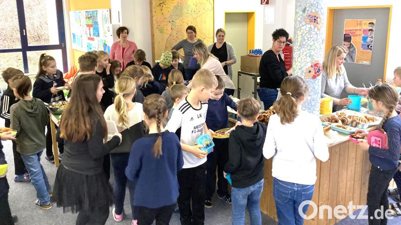 Mehrere Mütter servierten für die Kinder der Grundschule Illschwang ein gesundes und schmackhaftes Frühstück: Links im Hintergrund Kreisbäuerin Erika Loos, die eine Ernährungswoche für alle sechs Klassen organisiert hatte. Bild: no