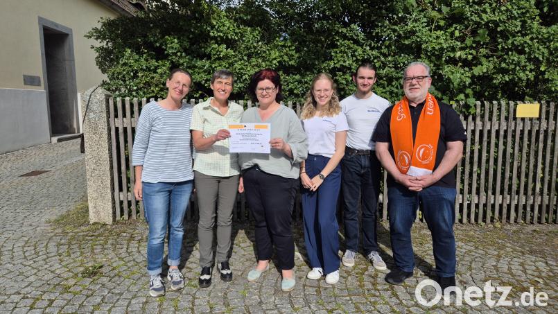 Strahlende Gesichter bei der Spendenübergabe: Im Bild von links Dr. Margarete Pickert (Ärztliche Leiterin SAPV), zweite Kolpingvorsitzende Barbara Kaßeckert, Schwester Barbara (SAPV), die Oberministranten Leonie Kaßeckert und Korbinian Weidner, Kolpingvorsitzender Reiner Gärtner. Bild: Kolpingfamilie Friedenfels/exb