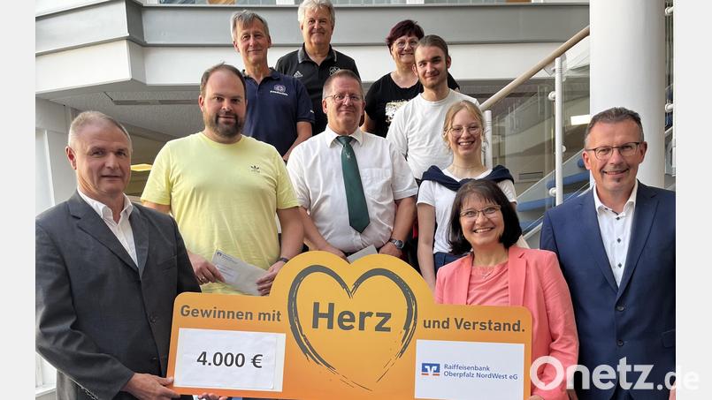 Über Zuwendungen aus dem Gewinnsparen freuten sich Vereine und Institutionen aus Premenreuth und Friedenfels. Bild: Raiffeisenbank Oberpfalz Nord-West/exb