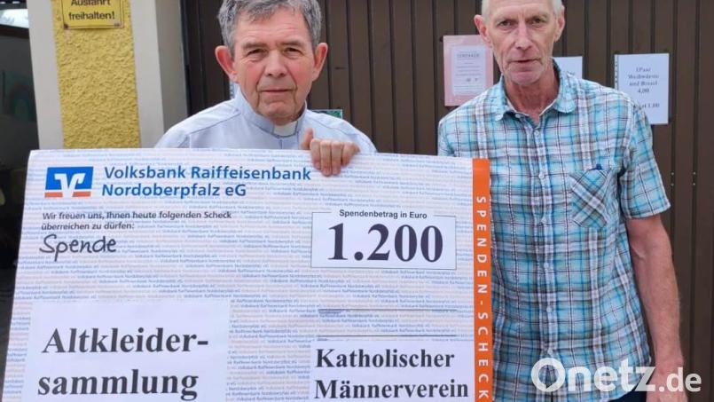 Pfarrer Max Früchtl (links) freut sich über die Spende des Männervereins, die für die Renovierung des Kirchendachstuhls verwendet wird. Vorsitzender Hans Eismann hat das Geld überreicht. Bild: le/exb