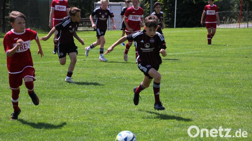 Zwar kämpften die D-Junioren der SpVgg Wiesau (rotes Trikot) um jeden Ball, dennoch blieben sie punkt- und torlos. Das Bild zeigt eine Szene aus dem Spiel SpVgg Wiesau gegen den 1. FC Nürnberg, das die Clubberer mit 3:0 gewannen. Bild: kro