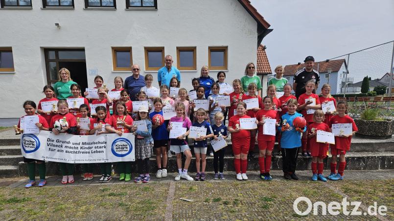 Die drei Mädchen-Mannschaften nach der Landkreismeisterschaft der Grundschulen auf dem Sportgelände des FV Vilseck von links: 1. Vilseck, 3. Auerbach und 2. Poppenricht. Bild: khg