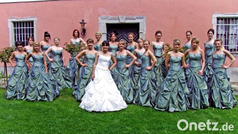 Heute sind sie 15 Jahre älter. Festbraut Lydia Schedl und die Festdamen bei der 125-Jahr-Feier der Feuerwehr Wurz. Bild: fz