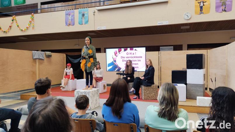 Viel Beifall gab es für das Schultheater am Marktredwitzer Otto-Hahn-Gymnasium. Bild: Möller-Hartung/exb