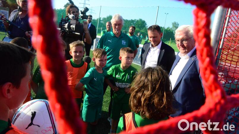 Bundespräsident Frank-Walter Steinmeier unterhält sich in der Soccer-Arena mit den U9-Kickern. Sein Besuch wird natürlich auch von einem großen Medienaufgebot begleitet. Bild: Kunz