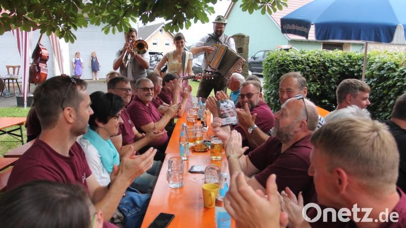 Zur Musik des Geschwister-Trios Baier lässt es sich gut feiern. Bild: pi