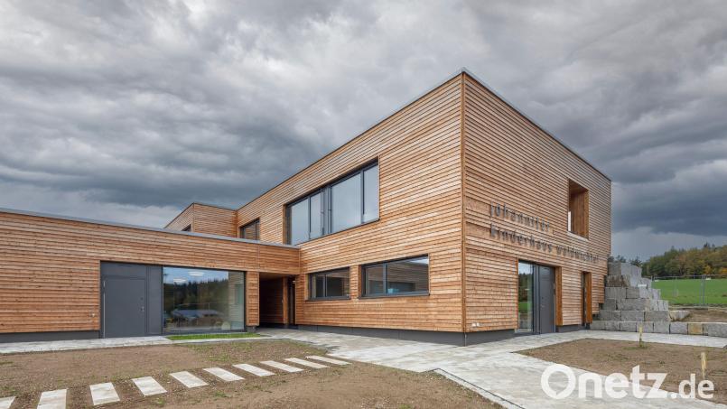 Das Kinderhaus Waldwichtel am Stadtrand von Waldsassen ist ein massiver Holzbau, der sich gut in die Landschaft einfügt. Bild: Gerhard Hagen, Bamberg