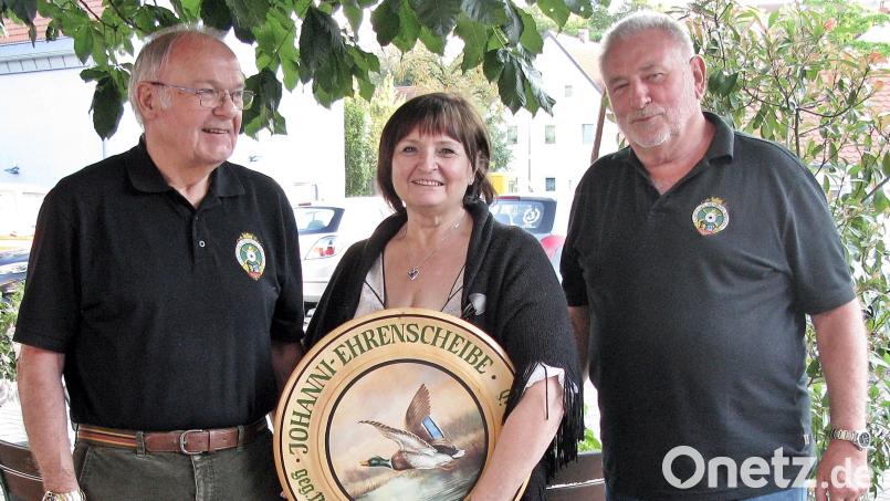 Margit Gebhardt gewinnt zum ersten Mal die Johanni-Ehrenscheibe beim Schießen der Schützengesellschaft Rehbühl. Mit ihr freuen sich: Schützenmeister Franz Fuhrmann (links). und Karl Schmid (Zweiter Schützenmeister). Bild: Reinhard Kreuzer/exb