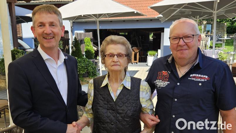 Der Jubilarin Frieda Proksch gratulieren Bürgermeister Albert Geitner (links) und ihr Neffe Sebastian Pöhlitz. Bild: Albert Geitner/exb