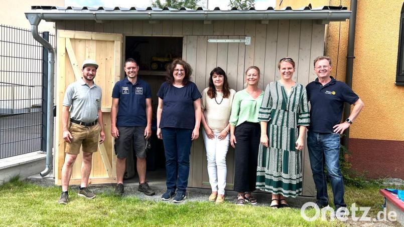 Der Kinderschutzbund hat ein neues Gartenhäuschen. Viele haben geholfen, das Projekt zu verwirklichen. Bild: Schatzberger/exb