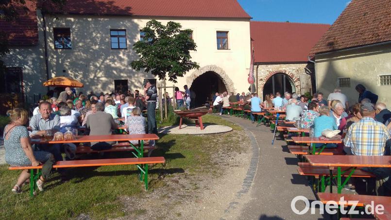Bei herrlichem Wetter feiert der Ort Hirschwald seine Kirchweih. Bild: tra