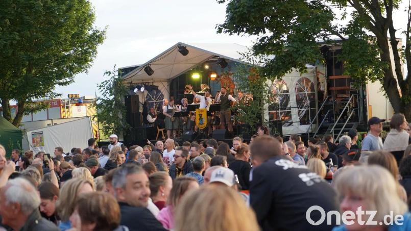 Für Stimmung beim Johannisfeuer der KLJB Störnstein sorgt die „Pirker Blechmusi“. Ausgelassen tanzen viele Besucher. Bild: Claudia Moser/Weiden24/exb