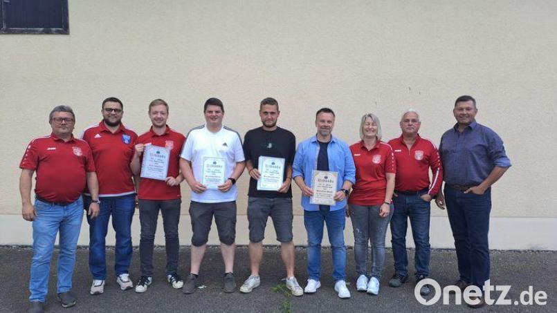 Der Bayern-Fanclub Rosenquarz Pleystein ehrt langjährige Mitglieder. Bild: Stephan Heimerl
