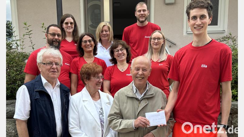 KAB-Vorsitzender Franz Völkl (Zweiter von rechts) überreicht 500 Euro an den Helfer vor Ort. Stellvertretend nimmt Elia Stahl das Geld entgegen. Bild: Christina Rosner