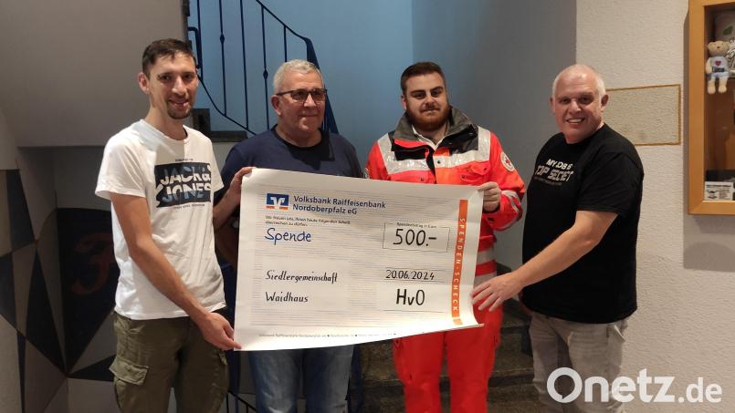 Andreas Grünbauer, Wolfgang Götz, Philipp Kraus und Tobias Wirth (von links) bei der Spendenübergabe. Mit dem Geld soll ein neues Einsatzfahrzeug für den Helfer vor Ort mitfinanziert werden. Bild: Ingrid Strehl