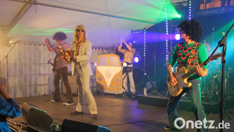 Tränen lügen nicht - der Jubel des Zessauer Publikums ebensowenig: Mit ihren Schlager-Ohrwürmern begeistern Markus Engelstaedter alias &quot;Brad Hering&quot; (vorn Mitte) und seine &quot;Golden Glitter&quot;-Bandkollegen Andreas und Thomas Wildenauer (&quot;Angelo und Enrico Cabanossi&quot;, vorn), Roman Wirthl und Matthias Baumann (&quot;Pino Grigio&quot; und &quot;Costa Fastgarnix&quot;, hinten) noch immer Jung und Alt. Bild: bjp