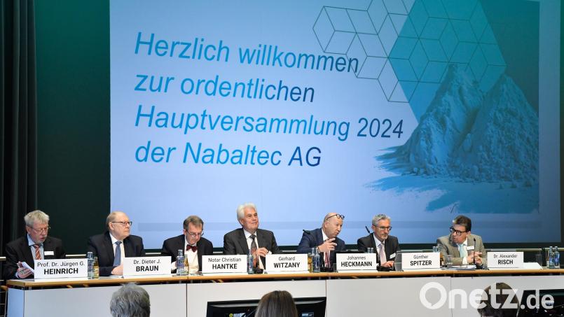 Bei der Hauptversammlung der Nabaltec AG wird ein Wechsel im Aufsichtsrat des Unternehmens beschlossen. Das Bild zeigt von links Jürgen G. Heinrich, Dieter J. Braun, Notar Christian Hantke, Gerhard Witzany, Johannes Heckmann, Günther Spitzer und Alexander Risch. Bild: Petra Hartl