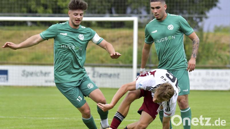 Bastian Freisinger (links) feierte gegen den SV Lauterhofen sein Startelf-Comeback bei der DJK Gebenbach und trug sich beim 5:4-Sieg sogleich in die Torschützenliste ein. Archivbild: Hubert Ziegler