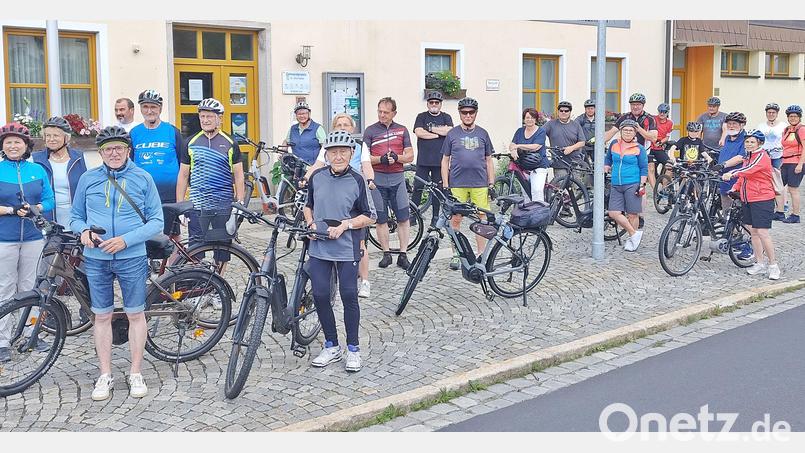 Fast 30 Teilnehmer fanden sich am Rathaus ein, um sich an der &quot;König-Ludwig-Radtour&quot; zu beteiligen. Bild: ld