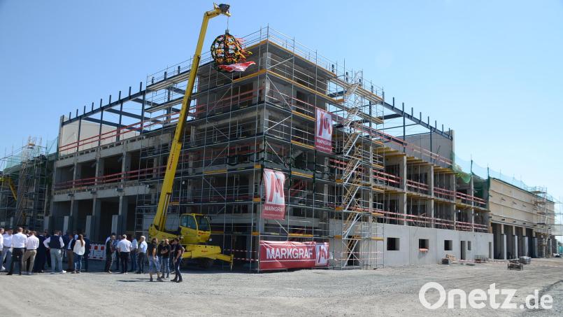 Für das neue Logistik- und Mobilitätszentrum Markgraf in Kemnath wurde Richtfest gefeiert. Bild: ak