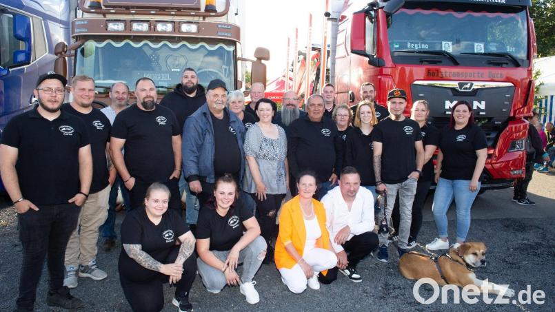 Die Waldnaabtaler Truckerfreunde kamen mit zwölf Lkws zur Feier und lieferten ein lautstarkes Hupkonzert. Darüber freuten sich Regina und Uwe Bauer (vorne rechts) zu ihrem Jubeltag sehr. Bild: Fotostudio König
