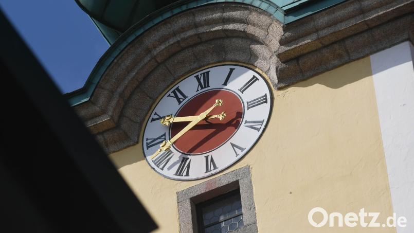 Nicht wie man vermuten könnte der Kirche gehört die Turmuhr von Sankt Georg in Neustadt/WN. Seit 200 Jahren ist die Stadt für die Funktionsfähigkeit des Zeitmessers samt des doppelten Glockenschlags zuständig. Bild: Gabi Schönberger