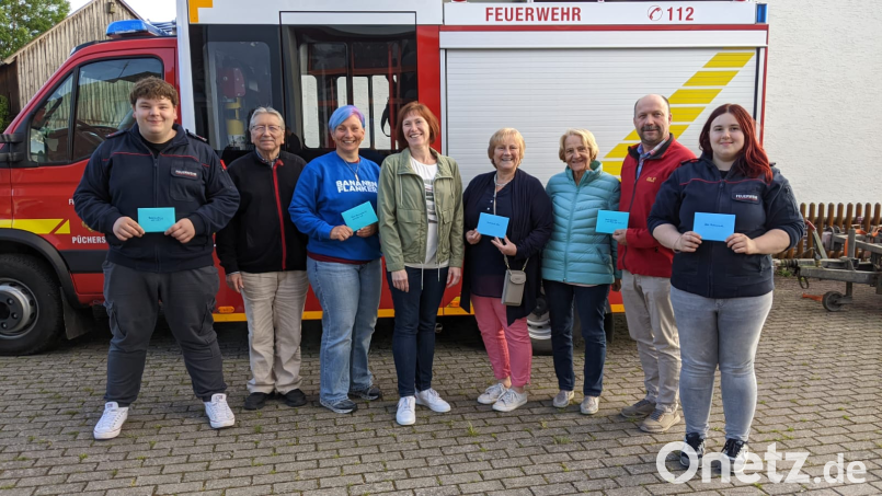 Spendenübergabe an alle Beteiligten nach der Benefizveranstaltung &quot;O&#039;Schnitt-Halle – Kunterbunt&quot;. Von links: Nico Kellner, Karl Wildenauer, Ria Schönberger, Gabriele Striegl, Petra Frischholz, Jutta Harbig, Thomas Mathes und Julia Wachter. Bild: Maria Wildenauer/exb