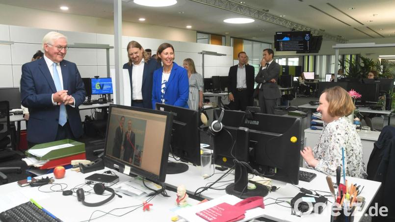 Beim Besuch von Oberpfalz-Medien nimmt sich (von links) der Bundespräsident beim Rundgang durch das Verlagshaus mit Chefredakteur Kai Gohlke, Geschäftsführender Verlegerin Viola Vogelsang-Reichl sowie mit Geschäftsführer Thomas Maul viel Zeit für die Mitarbeiter wie hier in der Redaktion. Bild: Gabi Schönberger