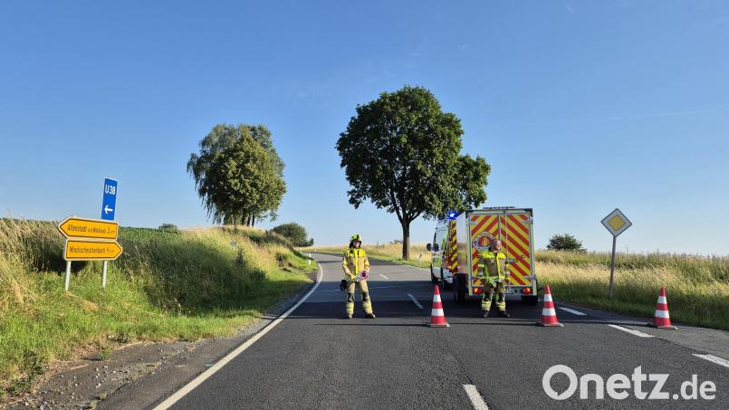 Während der Unfallaufnahme war die Staatsstraße in beide Richtungen gesperrt. Bild: Lowak