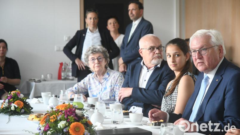 Bundespräsident Frank-Walter Steinmeier (rechts) diskutiert mit Bürgerinnen und Bürgern im Stadtteilzentrum in Weiden unter anderem über den Ukrainekrieg, Waffenlieferungen und Windenergie: (von links) Dr. Bertheide Nickl, Johannes Bradtka und Ema Kolesárová. Bild: Gabi Schönberger