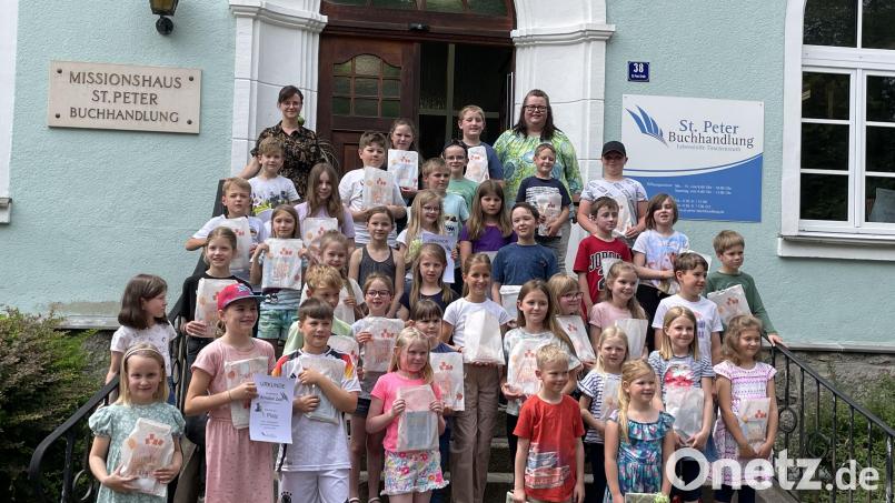 In Zusammenarbeit mit den Grundschulen im Landkreis zeichneten Buchhändlerin Kathrin Meißner (hinten, links) und Leiterin Margot Konz (hinten, rechts) von der St.-Peter-Buchhandlung die fleißigsten Leser aus. Bild: Stefanie Faget/exb