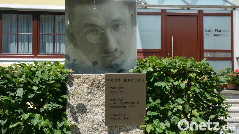 Dieser Gedenkstein vor dem Konnersreuther Pfarrhof erinnert an Fritz Gerlich und dessen erste Begegnung am 15. September 1927 mit der Konnersreuther Resl. Bild: jr