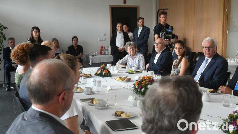 Bundespräsident Frank-Walter Steinmeier diskutiert im Café Mitte am Stockerhutpark mit Schulleiter Harald Pröm, Lehrer Roland Richter und den Schülerinnen Marlene Schärtl und Ema Kolesárová über Mädchenschulen. Bild: Gabi Schönberger