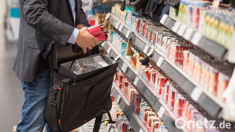 Drei Männer haben wohl in den vergangen Tagen in mehreren Verbrauchermärkten in Wernberg-Köblitz und Amberg Waren gestohlen. Bild: Boris Roessler/dpa