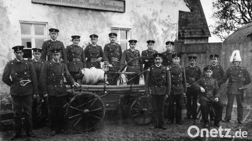 Unser Bild zeigt die Wehr ein Jahr nach der Gründung im Jahr 1900. Stolz präsentiert sie vor der Gastwirtschaft von Theodor Schaumberger die neue Löschmaschine. Jetzt feiern die Brandschützer 125-jähriges Bestehen. Bild: Feuerwehr Neudorf-Rosenbühl/exb