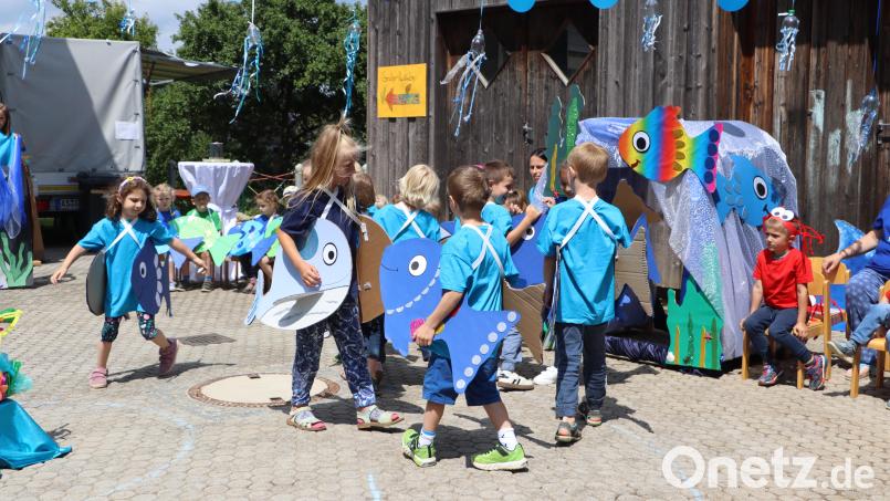 Die Kindergartenkinder bei ihrer Aufführung: Sie spielten Glitzerfische, von denen der Wal so fasziniert war. Bild: gru