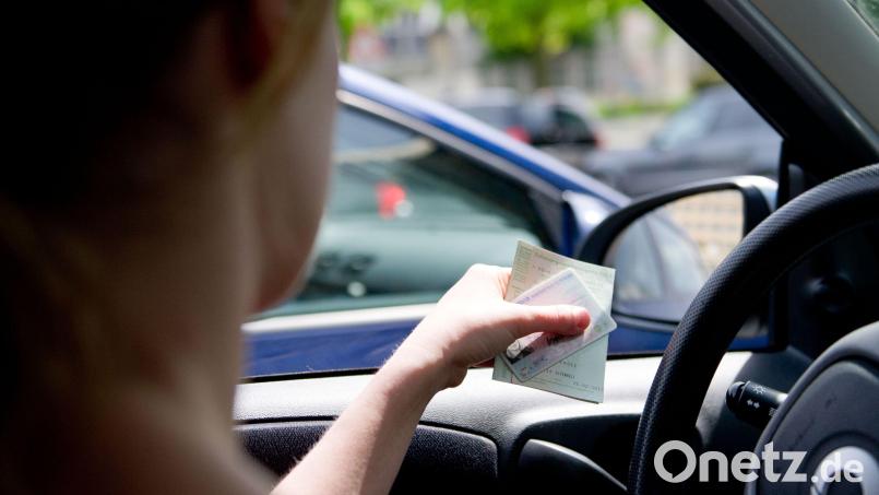 Ihre Papiere, bitte: Manches zum Auto hat man besser auch unterwegs immer griffbereit, anderes sollte gar nicht im Auto dabei sein. Bild: Inga Kjer/dpa