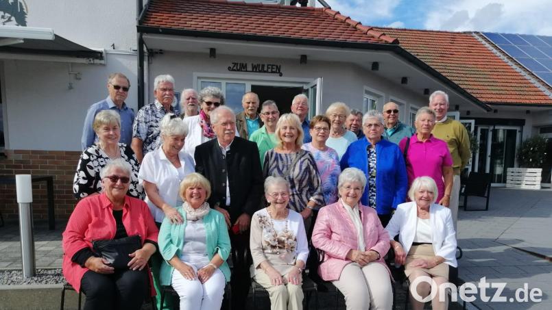 70 Jahren nach ihrer Einschulung trafen sich die ehemaligen Klassenkameraden beim Wulfen in Kauerhof. Bild: Christa Lilla/exb