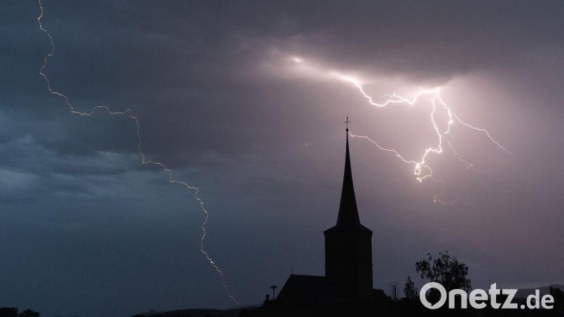 Der Deutsche Wetterdienst (DWD) warnt am Donnerstag, 27. Juni, vor schweren Gewittern. Symbolbild: Nicolas Armer