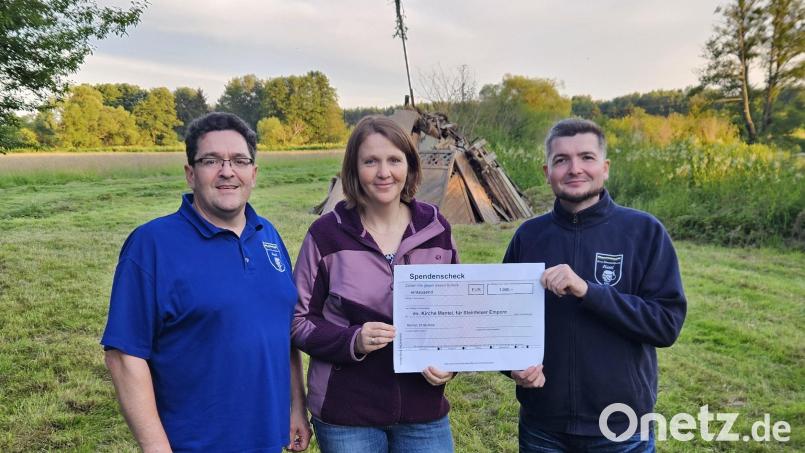 Xantl-Vorsitzender Oliver Pöhnl (rechts) und Kassier Martin Heiß (links) überreichen Annette Punzmann 1000 Euro für die Sanierung der Steinfelser Empore. Bild: Annette Punzmann/exb