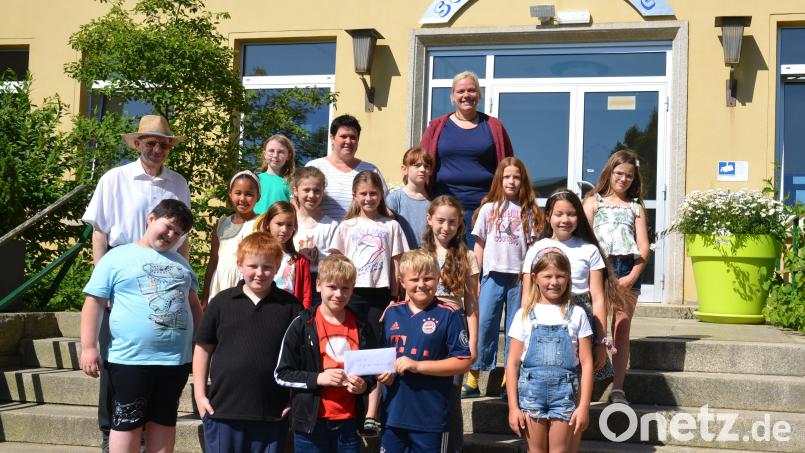 Eine Abordnung der Hirschauer Kommunionkinder übergibt die Spende an Saskia Krügelstein (hinten rechts). Auch dabei Pfarrer Johann Hofmann und Gemeindereferentin Barbara Schlosser. Bild: fdl