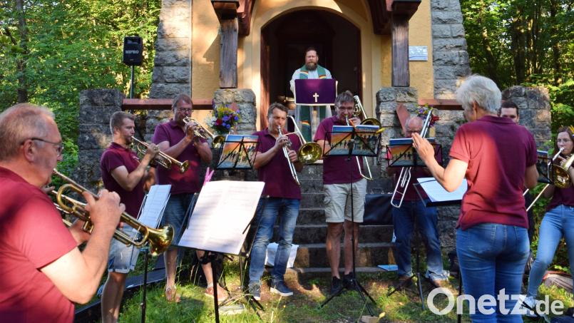 Die evangelische Kirchengemeinde Königstein pflegt die Tradition weiter: An Johanni feiert sie einen Freiluftgottesdienst am Gipfel des Kühbergs vor der Johanniskapelle. Bild: hdk